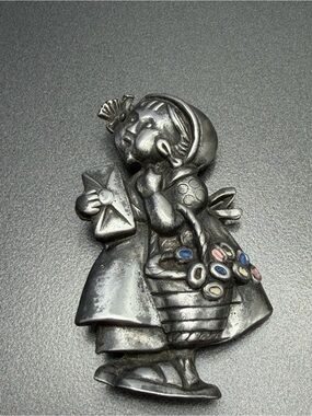 💚💚 Vintage Little Girl Pin Brooch with Flower Basket Pewter
